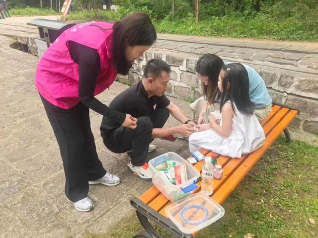 【好客伊春 遇见好人】孩子游玩受伤 志愿者及时援助