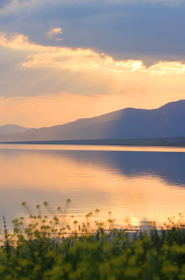 赛里木湖迎来暑期旅游旺季