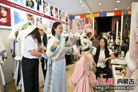 “五一”假期 玉泉区阿拉坦汗广场旅拍热图片