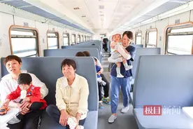 “退役”绿皮火车车厢，成了孩子们的乐园图片