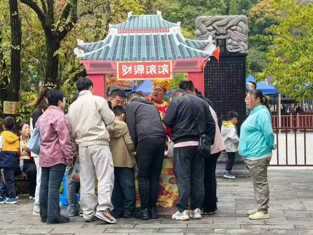 秋色韵染画卷新 平凉国庆次日文旅活动异彩纷呈