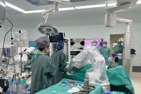 纪妹教授团队成功完成国内首例分体式模块化机器人妇科手术图片