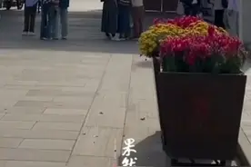 外卖骑手：恢复原有模式后，也是只有登记了信息的骑手才能入校，目前有黄牛在骑手群里称，可付费代办进校手续。图片