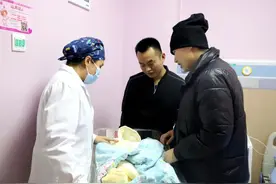 新春走基层·回家过年③丨新生儿“突围”出院过人生第一个春节图片