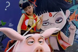 1:1还原“太乙真猪”！62岁奶奶从图书管理员到“网红”裁缝图片