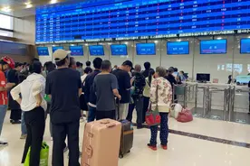 火车票改签规则变更，需保障乘客知情权 | 新京报社论图片