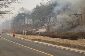 韩国一直升机在灭火时坠毁，飞行员遇难， 全国空中灭火作业暂停图片