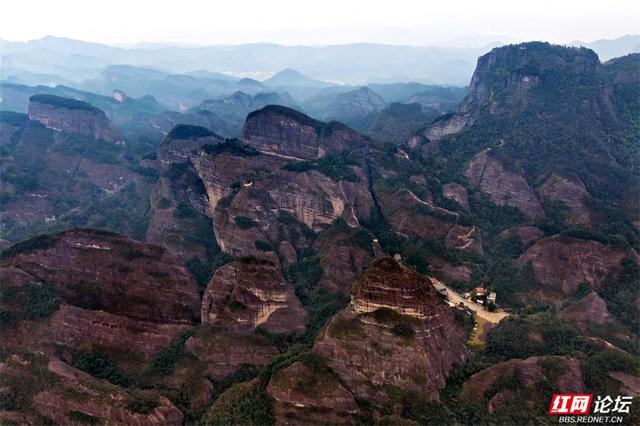 岁暖时刻丨脚踩亿年岩石，眼收峰林倒影，这才是山水正确打开方式