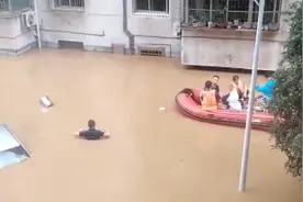 全网怒赞！平江一小区一楼被淹，他们义无反顾蹚水救人！图片