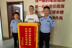 车辆在车位上被撞，民警调取9处监控录像锁定嫌疑人图片