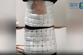 男子掀起衣服露出了马赛克腹肌！评论区笑翻图片