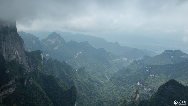 湖南张家界：天门吐雾 峰林叠翠