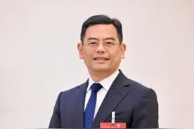 黎勇委员：推进社保卡“一卡通” 促进社保服务便捷化图片