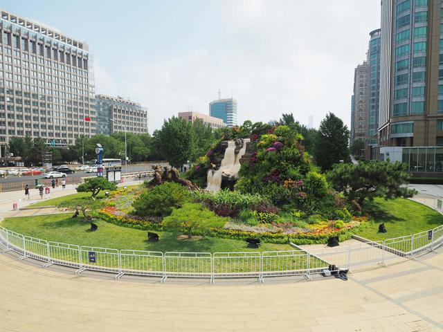 纪念抗战胜利80周年主题花坛亮相北京