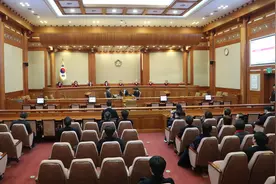韩德洙恢复韩国国务总理职务 代行总统职权图片