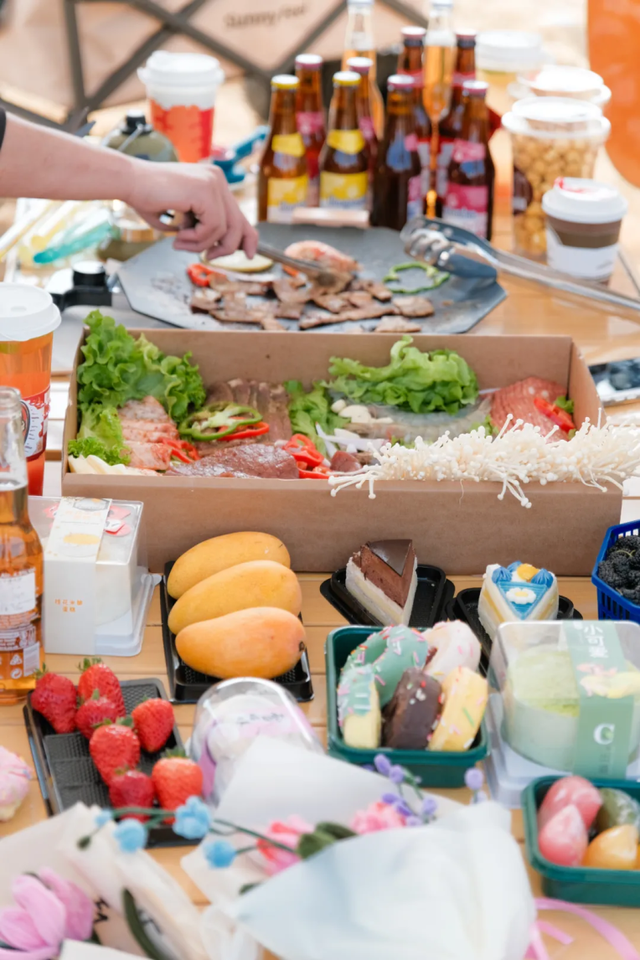 东港，把红叶与暖阳都拥入怀