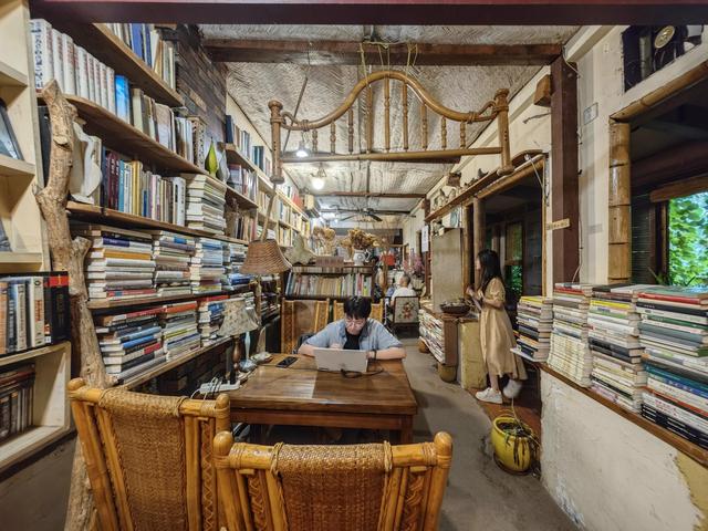 京城“小而美”书店抵挡夏日酷暑，点亮文化“最后一公里”