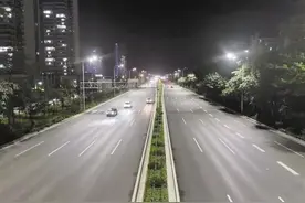 路灯焕新升级 “夜南宁”更亮更节能 南宁市城市照明节能改造工程通过验收，每年可节省电费约1600万元图片