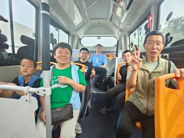“魅力西部”专线接驳“小三亚” 市民：舒适、安全、方便