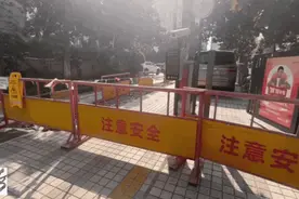 沪一阿姨“人肉”拦挖掘机！工程停摆 居民苦透图片