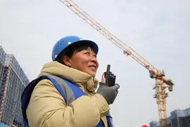 岗位上“绽放”的塔吊“姐妹花”图片
