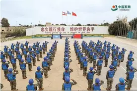 中国赴黎维和部队助友军排除未爆火箭弹，几天前营区周边曾发生多枚航弹爆炸图片