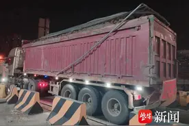 车辆抛锚在高速匝道，交警一查竟是“百吨王”图片