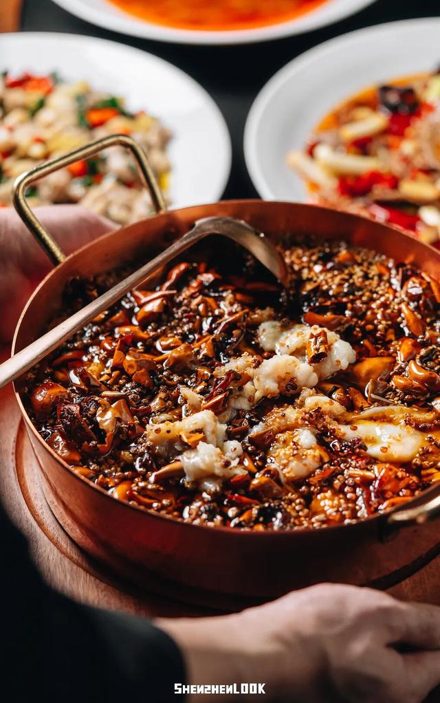 下暴雪的「圣诞小镇」开了！12米泡泡玛特圣诞树亮灯