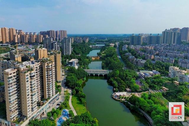 龙湖公园：一湖碧波满城秀