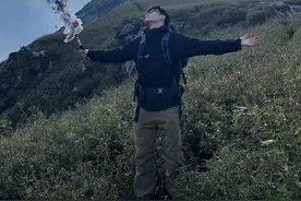 西安00后小伙爬山捡拾200多个塑料瓶：认识不少志同道合的朋友，组团一起捡垃圾图片