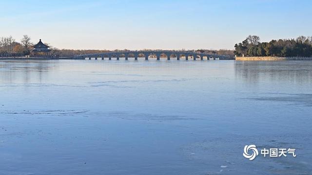 冰封时刻 北京颐和园昆明湖开启“镜面”模式
