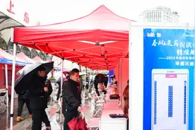 买了站票从济南到上海，这对父子一出火车站就开始找工作图片
