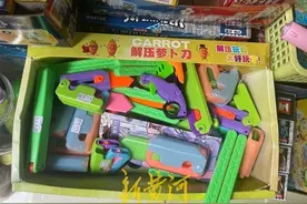 小学周边文具店卖“萝卜刀”引家长心忧，专家：或会对未成年心理健康有影响图片