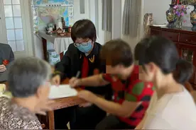 在年近九旬的当事人家里，法官张罗了一场特殊的调解图片