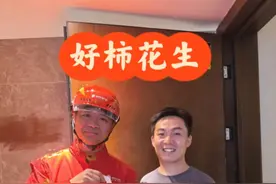 网友接到刘强东亲自送的外卖，本人回应：3人一起送，其中一个是刘强东图片