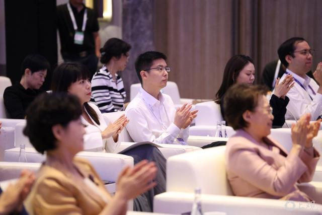 城事｜现身人工智能大会，王兴兴连说“我现在好忙，后面事好多”