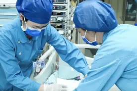 护士24小时丨湘雅二医院ICU：交错的监护仪提示音，没法坐热的板凳图片