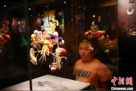 游客广西“打卡”瓯骆后裔民族特色服饰盛宴图片