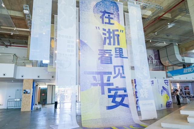 今晚，超大“警熊”空降梧田老街！还有一场特别“约会”等你来~