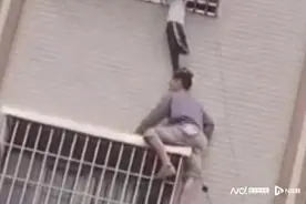 湛江“托举哥”徒手爬上十米高楼，托举悬空小孩10余分钟图片