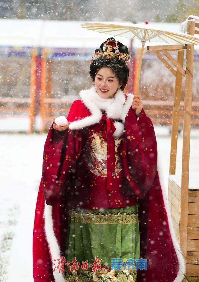 青砖黛瓦披银装，雪后泉城美到穿越