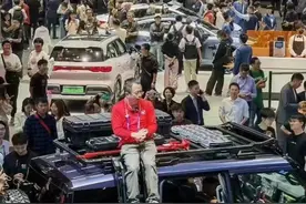 周鸿祎现身北京车展爬上车顶 被戏称为“车展最老车模”图片