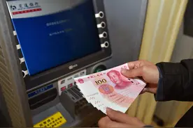 近一年来，超50家银行宣布停止无卡存取款业务图片