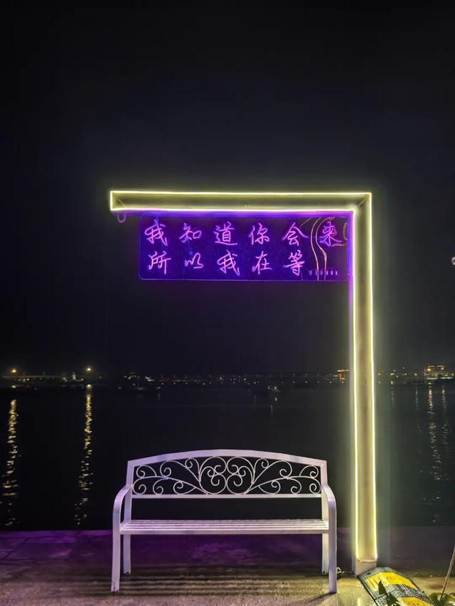 从夕阳西沉到夜幕降临，海风正把防城港这些沙滩酒吧的故事吹向你~