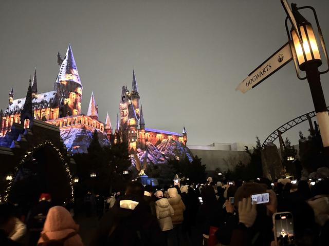 北京环球影城迎初雪，游客纷纷打卡“魔法世界”