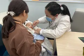 抽屉里满是“哄娃秘籍” 她们是守护社区儿童健康的“啄木鸟”医生图片