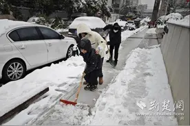 大手拉小手 这群青少年志愿者扫雪除冰清出寒冬“暖心路”“图片