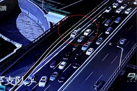 事发杭鞍高架路！这名女司机为何不停甩双手？图片