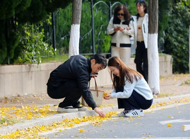 人已爆满！很多青岛人全家出动，乌泱乌泱的……今天这一幕，绝了！