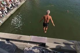 “天津跳水大爷”整活，该鼓励还是该管理？图片